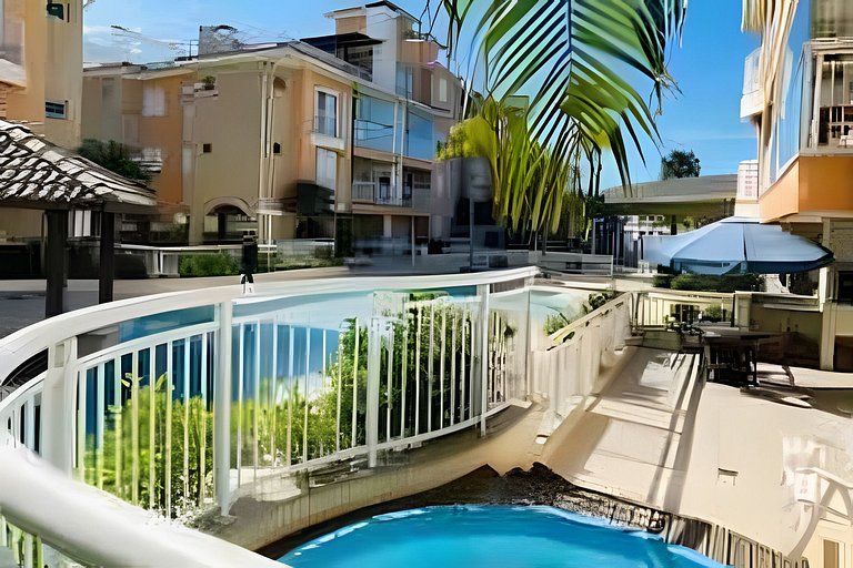 Espaço Garden em meio as águas piscinas e mar