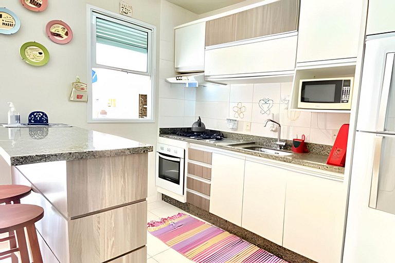 Apartamento terreo, entre piscinas, sol e praia