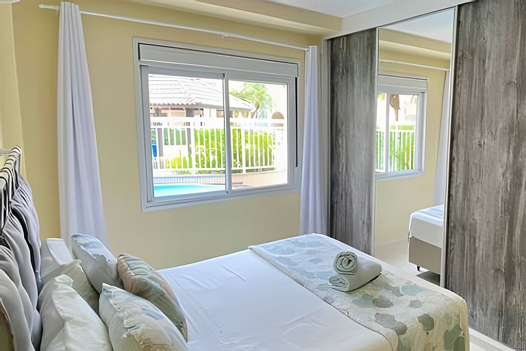 Apartamento terreo, entre piscinas, sol e praia
