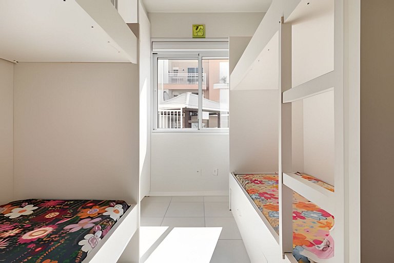 Espaço Garden em meio as águas piscinas e mar