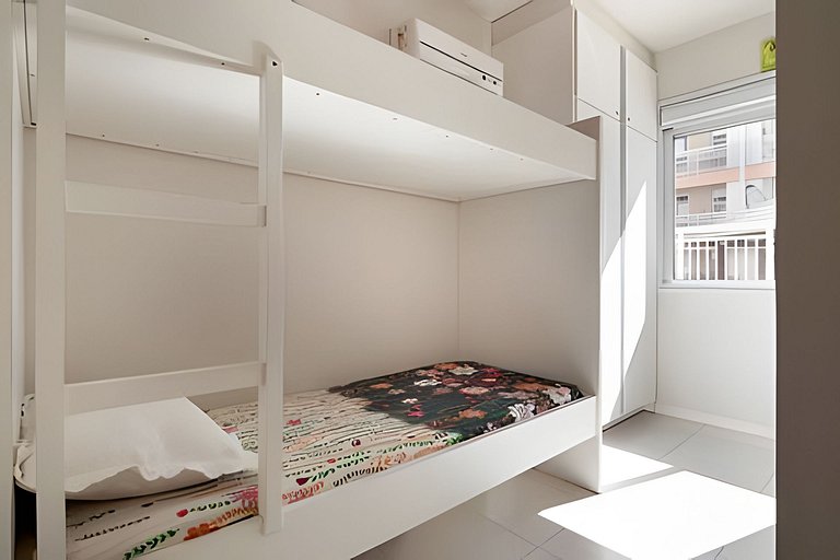 Apartamento terreo, entre piscinas, sol e praia