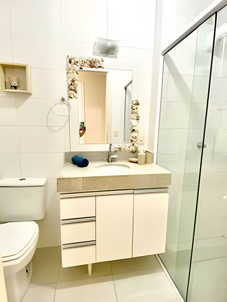 Apartamento terreo, entre piscinas, sol e praia