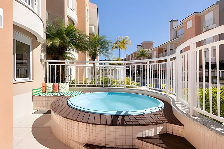 Apartamento terreo, entre piscinas, sol e praia