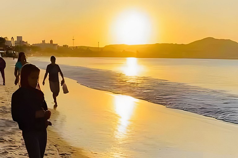 Apartamento terreo, entre piscinas, sol e praia