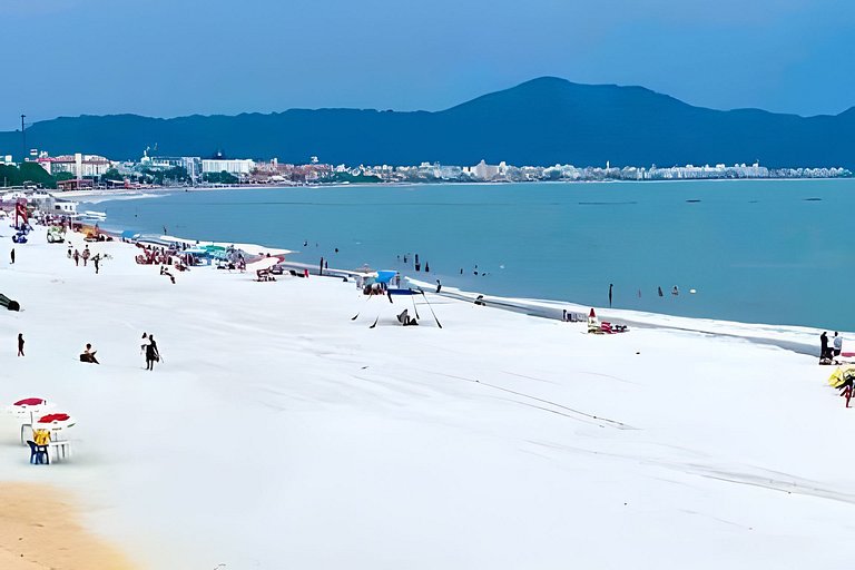 Espaço Garden em meio as águas piscinas e mar