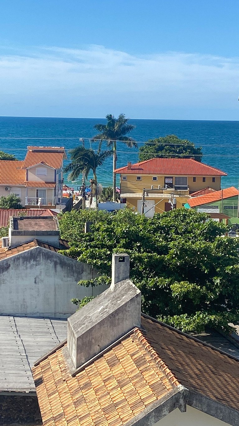 Passos da praia c/ piscina apto iluminado e novo