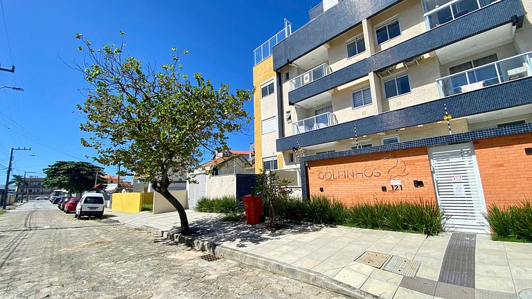 Passos da praia c/ piscina apto iluminado e novo