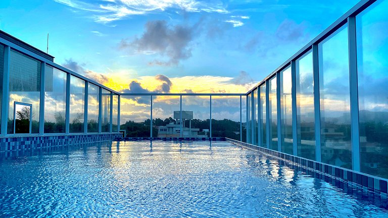 Passos da praia c/ piscina apto iluminado e novo