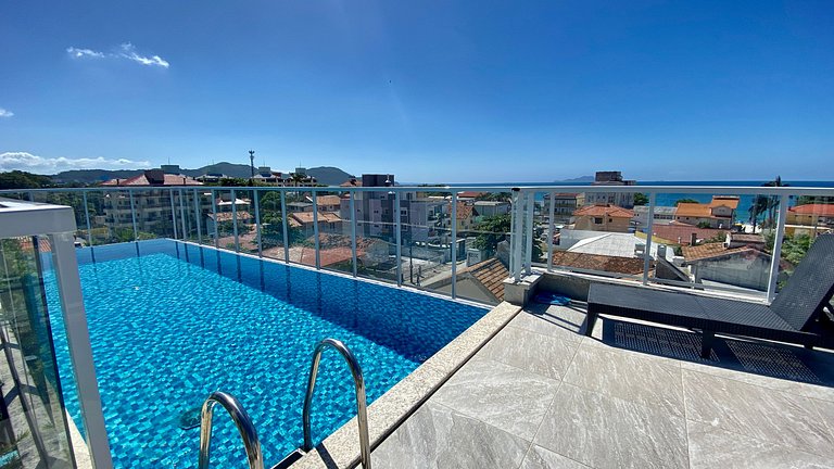 Passos da praia c/ piscina apto iluminado e novo