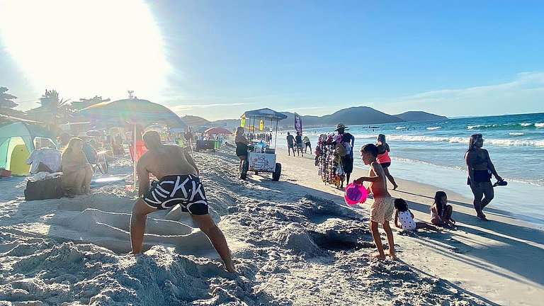Sol e praia c/ piscina em apto iluminado c/conforto