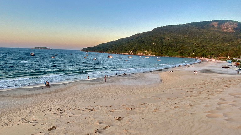 Passos da praia c/ piscina apto iluminado e novo