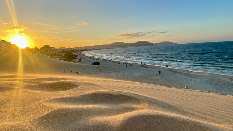 Passos da praia c/ piscina apto iluminado e novo