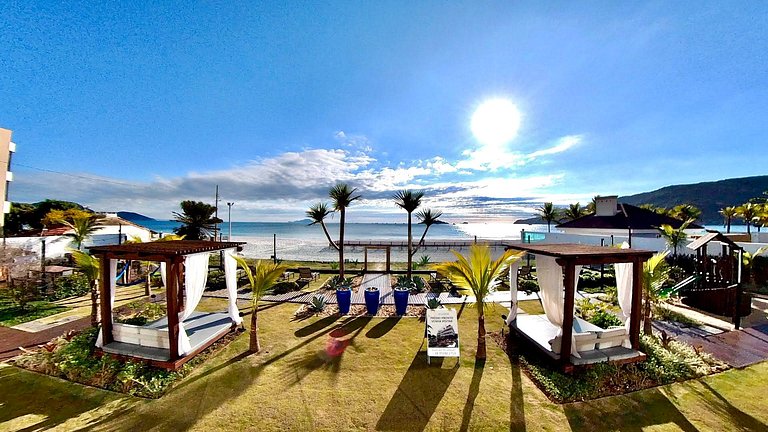 Ondas, sol, praia -  apê terreo à beira-mar