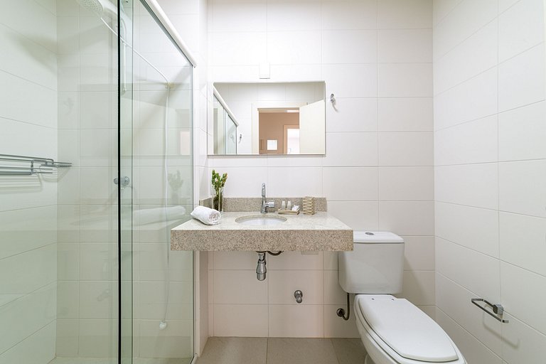 Espaço térreo c/piscina privada e social / praia