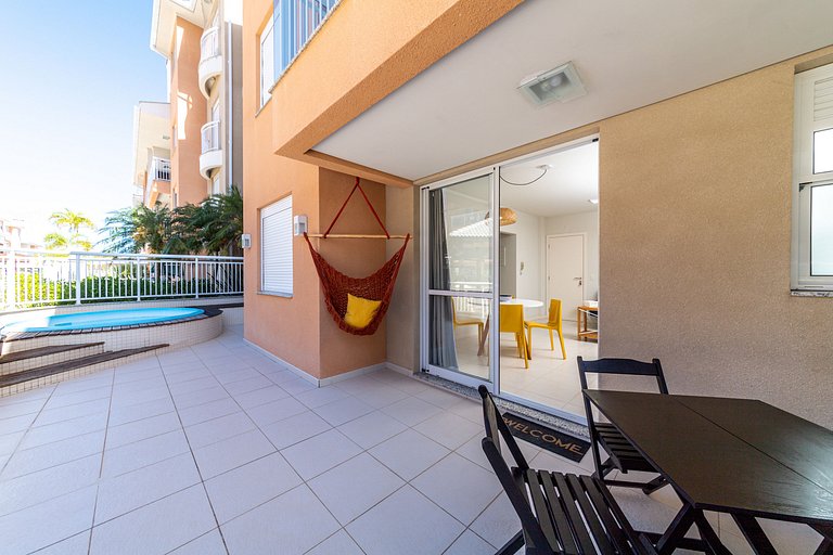 Espaço térreo c/piscina privada e social / praia