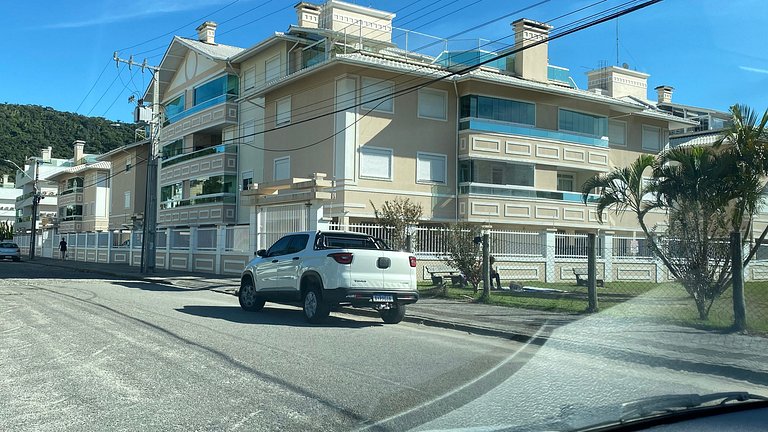 Apê c/3 dorms, piscina e 1 quadra da praia