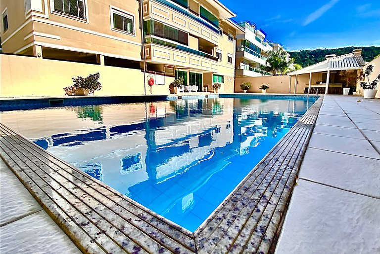 Apê c/3 dorms, piscina e 1 quadra da praia