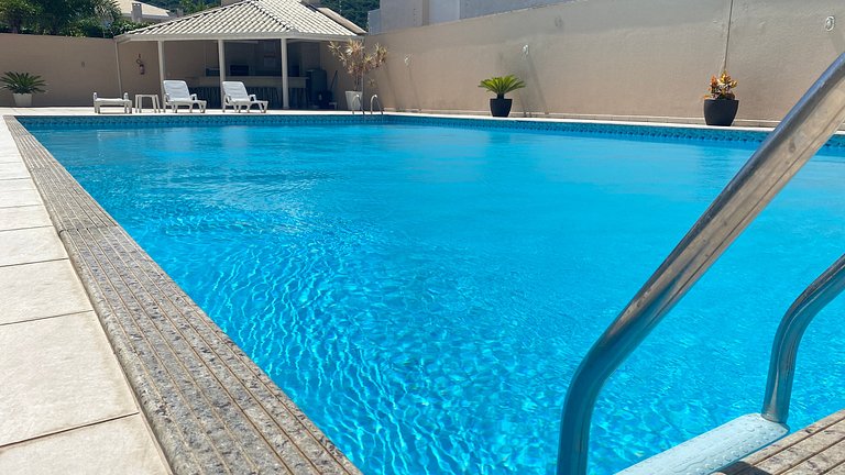 Apê c/3 dorms, piscina e 1 quadra da praia