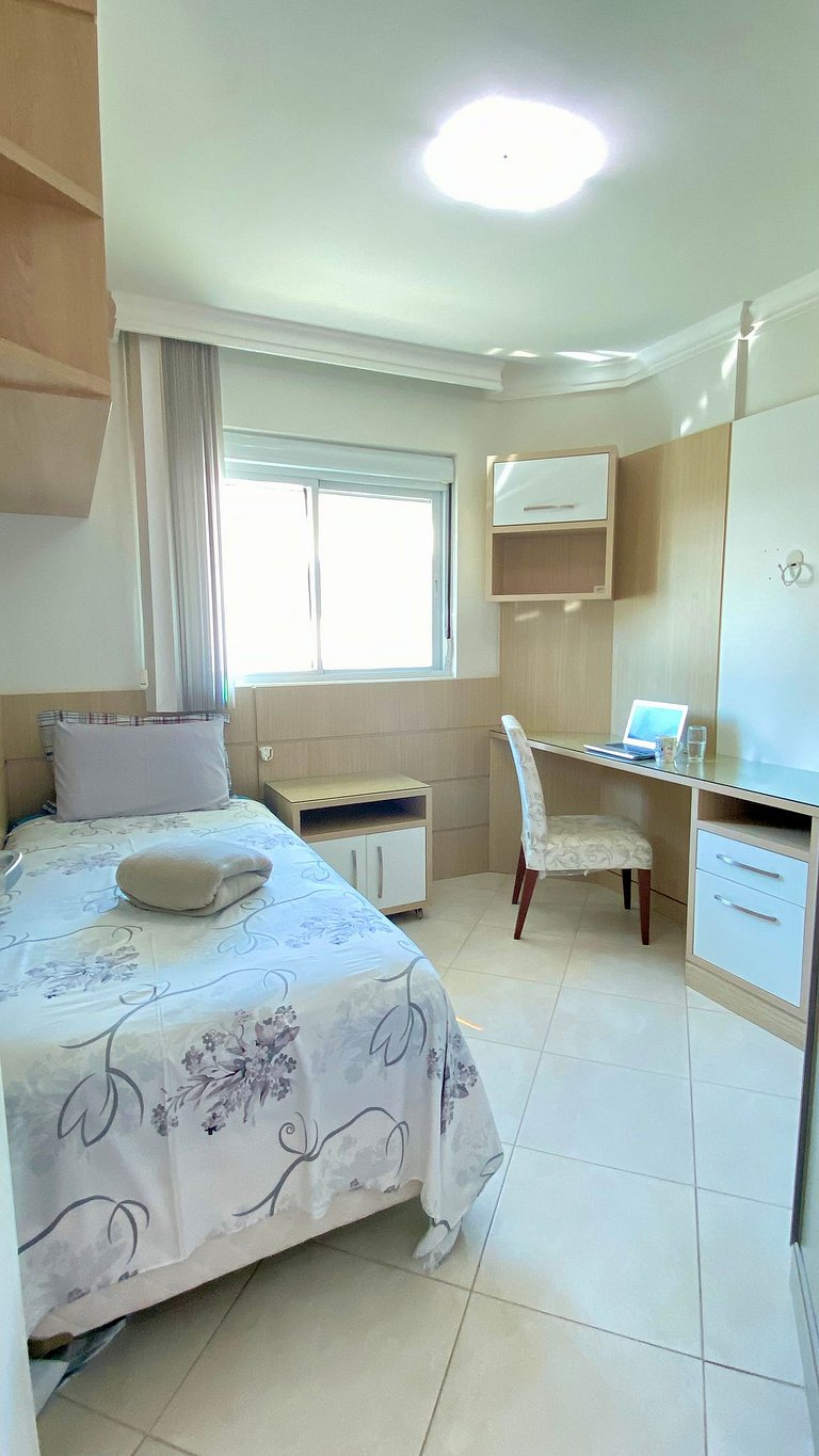 Apê c/3 dorms, piscina e 1 quadra da praia