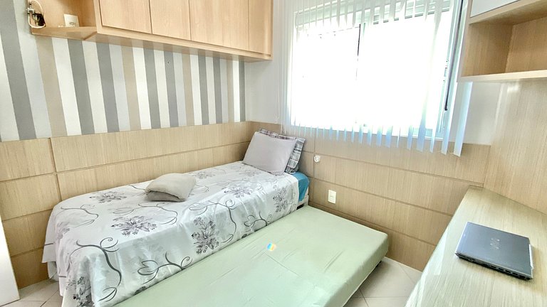 Apê c/3 dorms, piscina e 1 quadra da praia