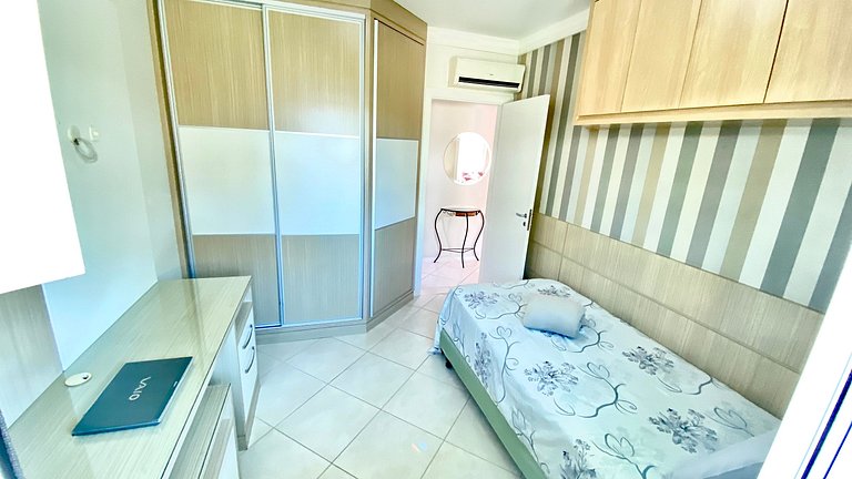 Apê c/3 dorms, piscina e 1 quadra da praia
