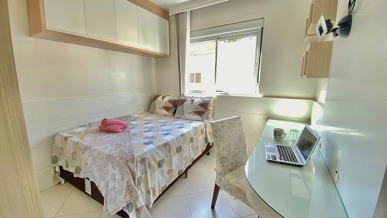 Apê c/3 dorms, piscina e 1 quadra da praia
