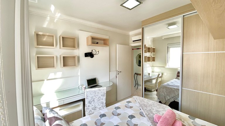 Apê c/3 dorms, piscina e 1 quadra da praia