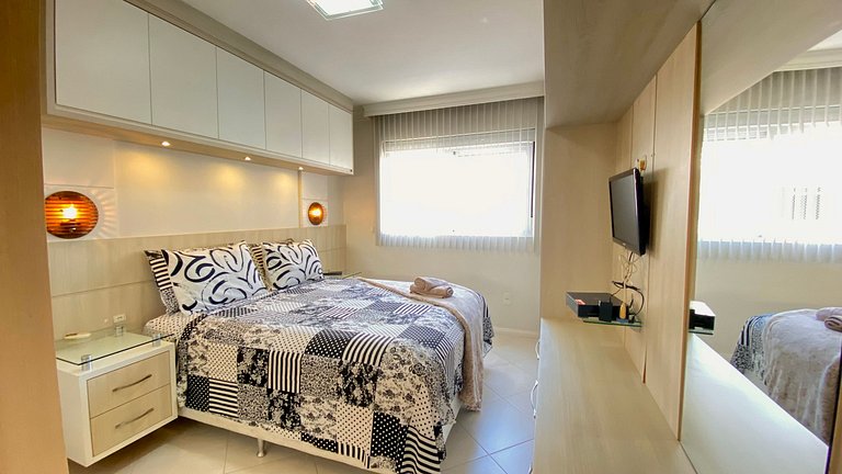 Apê c/3 dorms, piscina e 1 quadra da praia