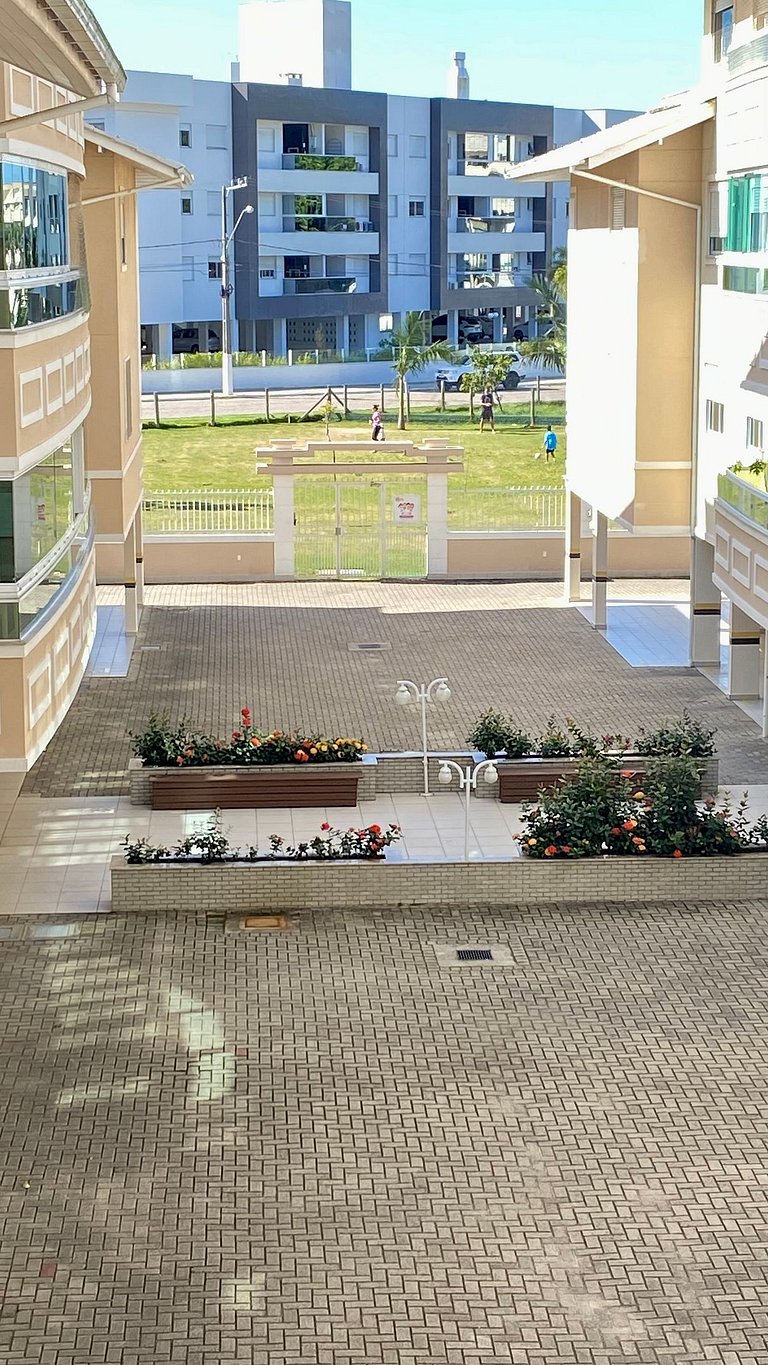 Apê c/3 dorms, piscina e 1 quadra da praia