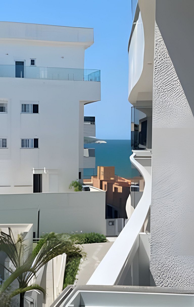 Apê de luxo c/ piscinas borda infinita  e praia