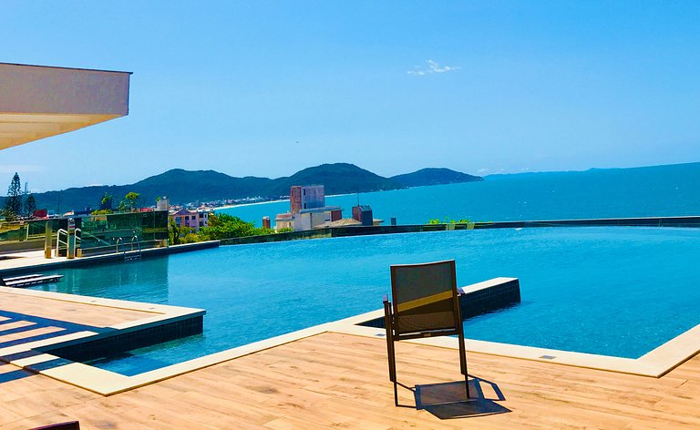 Espaço c/ piscinas e vista panorâmica da Praia