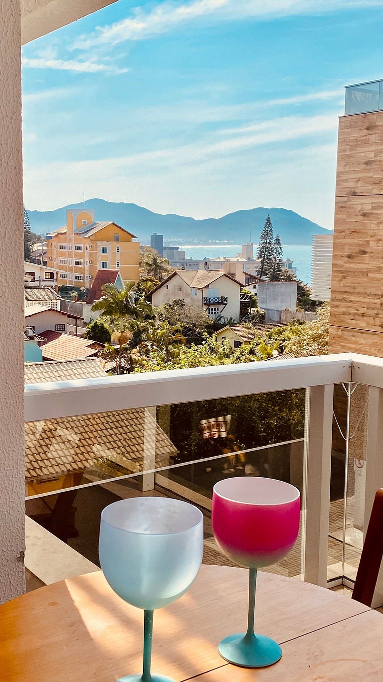 Espaço c/ piscinas e vista panorâmica da Praia