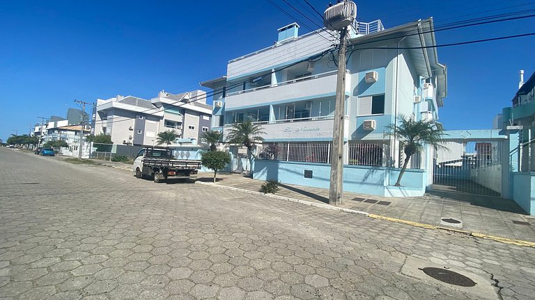 Caminhe até a praia, refresque-se na piscina