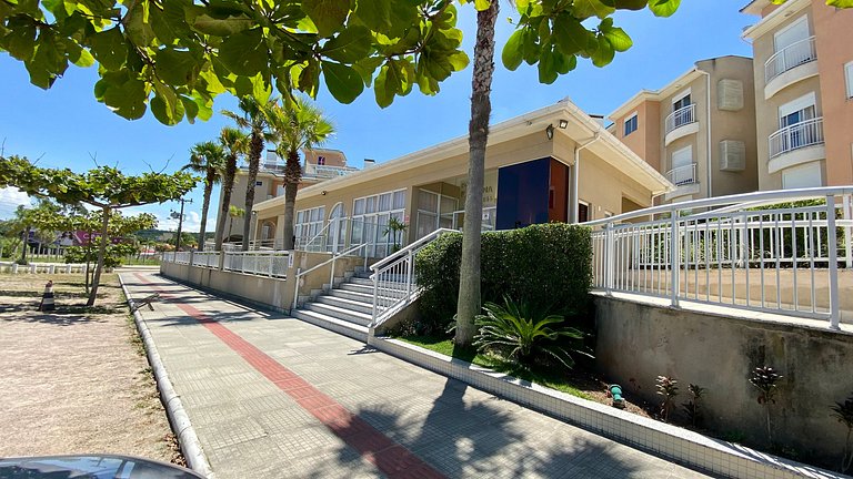 Espaço térreo c/piscina privada e social / praia