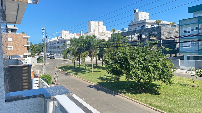 Espaço prático e clean 700 mts praia
