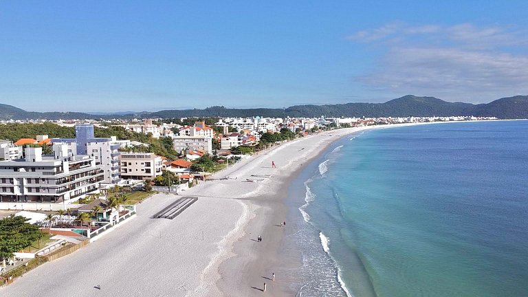 Conforto junto ao mar em Res. pé na areia