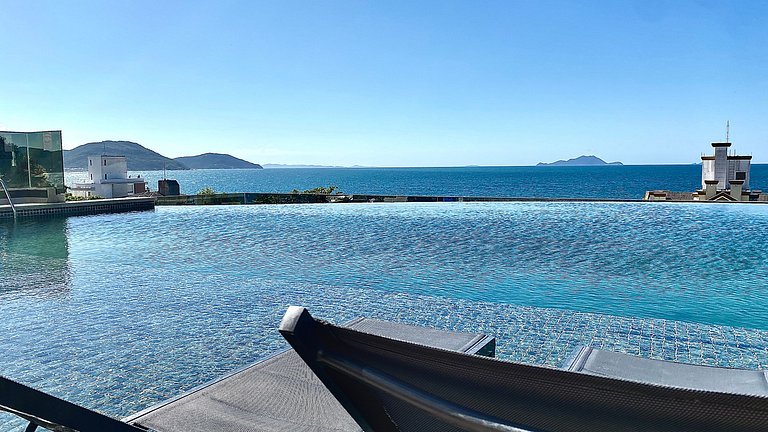 Espaço c/ piscinas e vista panorâmica da Praia