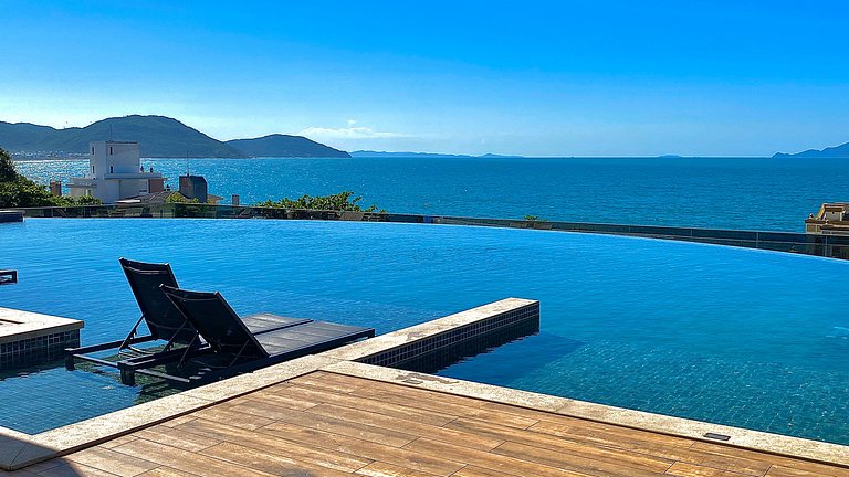 Espaço c/ piscinas e vista panorâmica da Praia