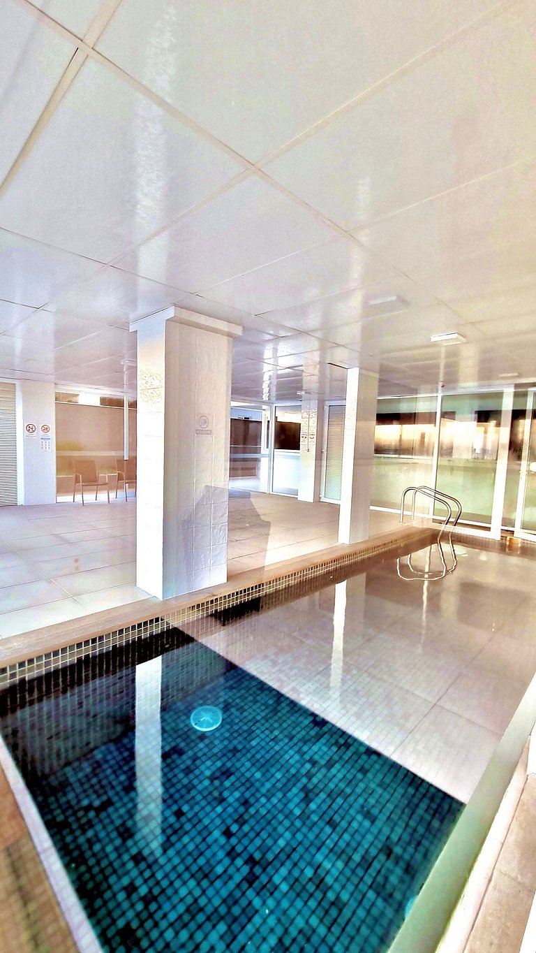 Espaço c/ piscinas e vista panorâmica da Praia