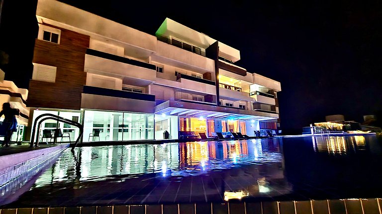 Espaço c/ piscinas e vista panorâmica da Praia