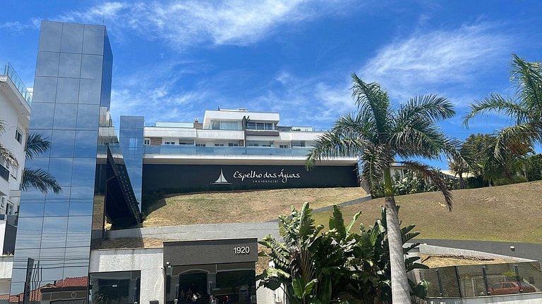 Residencial c/ piscinas e vista panorâmica do mar
