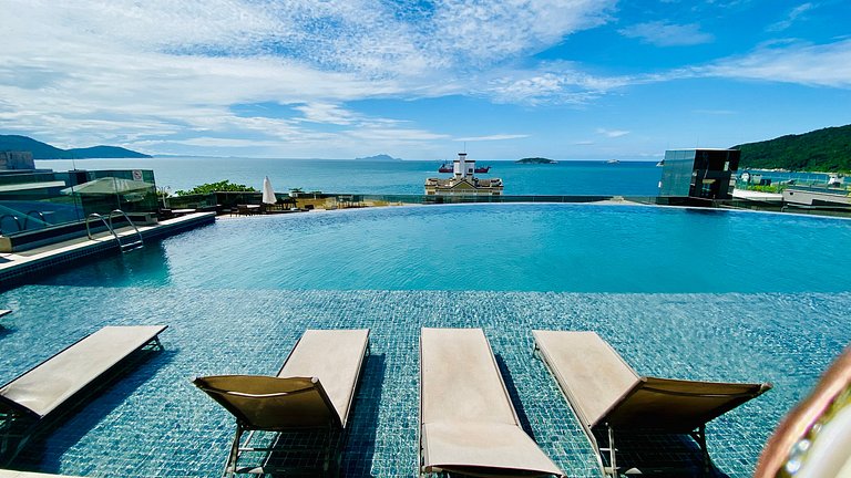 Espaço c/ piscinas e vista panorâmica da Praia