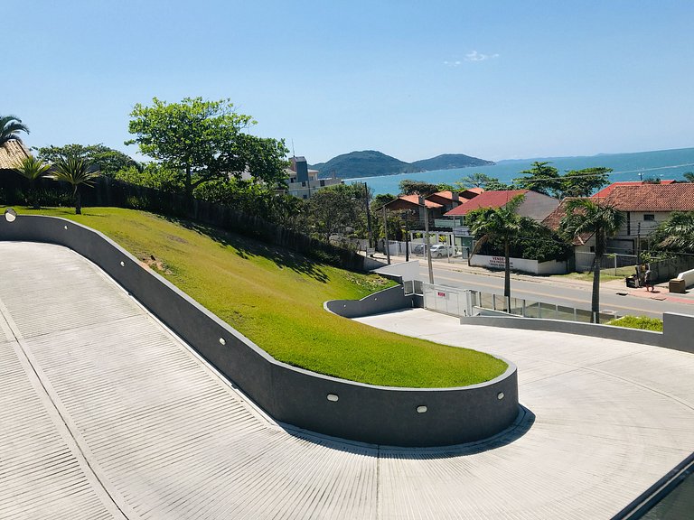 Espaço c/ piscinas e vista panorâmica da Praia