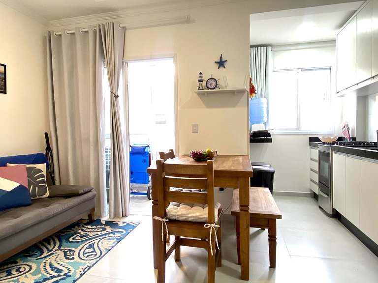 Espaço prático e clean 700 mts praia