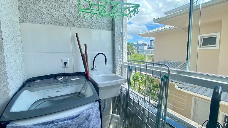 Espaço prático e clean 700 mts praia