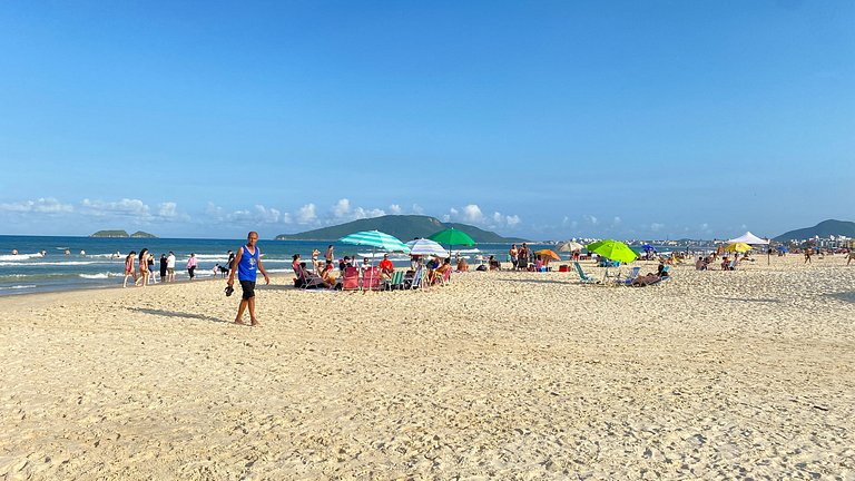 Espaço prático e clean 700 mts praia