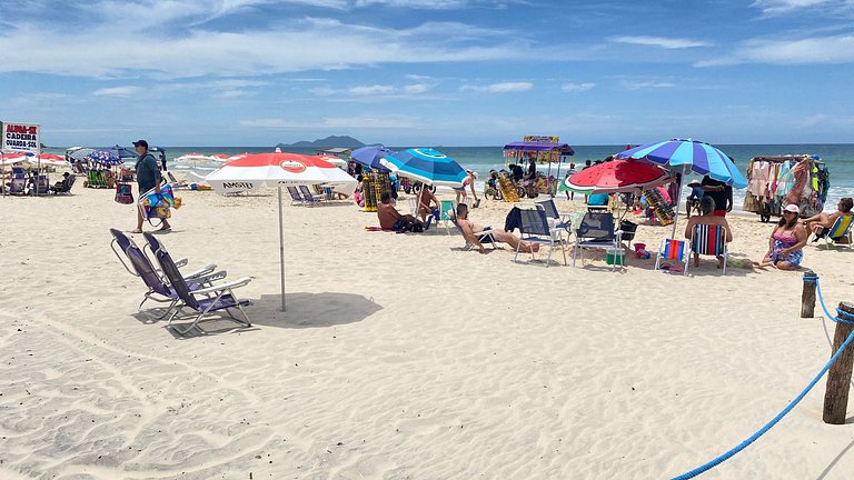 Espaço prático e clean 700 mts praia