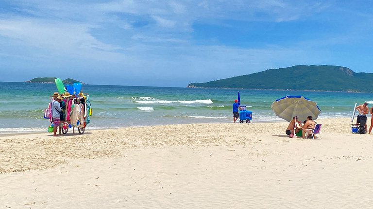 Espaço prático e clean 700 mts praia