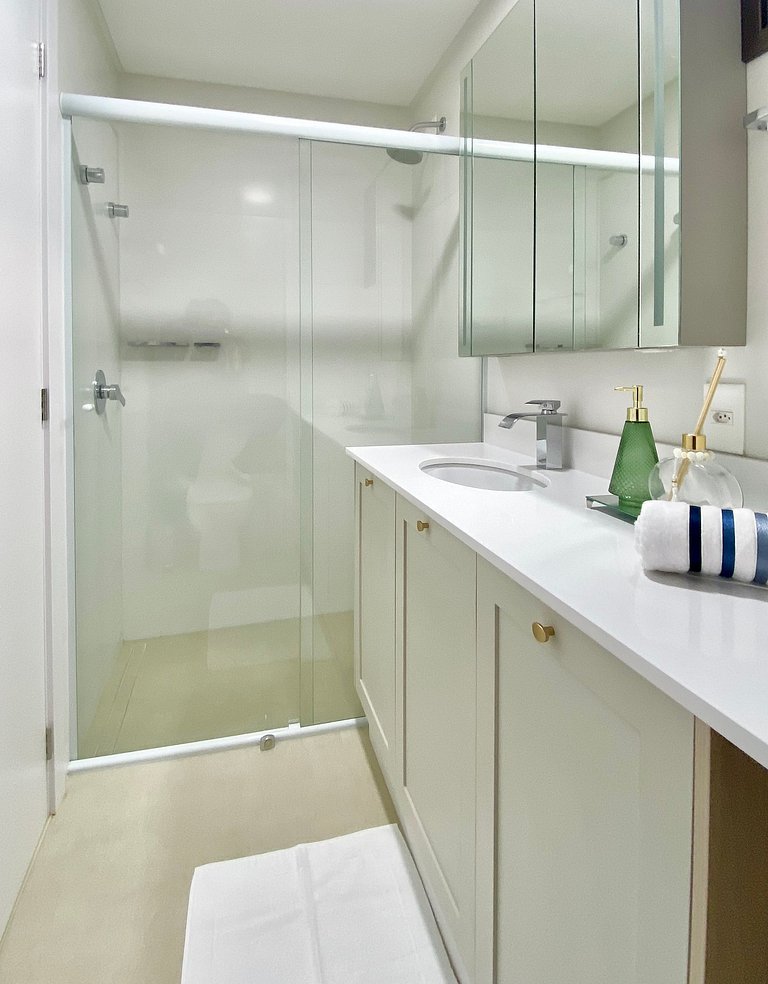 Estilo e conforto apê em residencial beira-mar