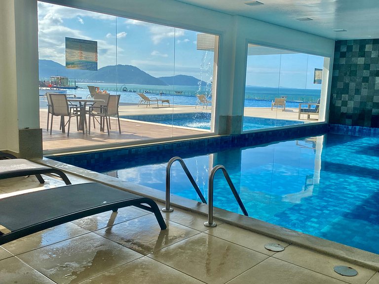 Apê de luxo c/ piscinas borda infinita  e praia